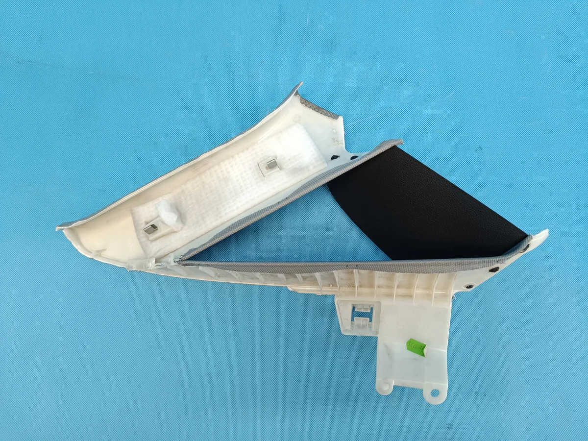 Audi A4 B9 C-stolpe täckpanel höger image 5
