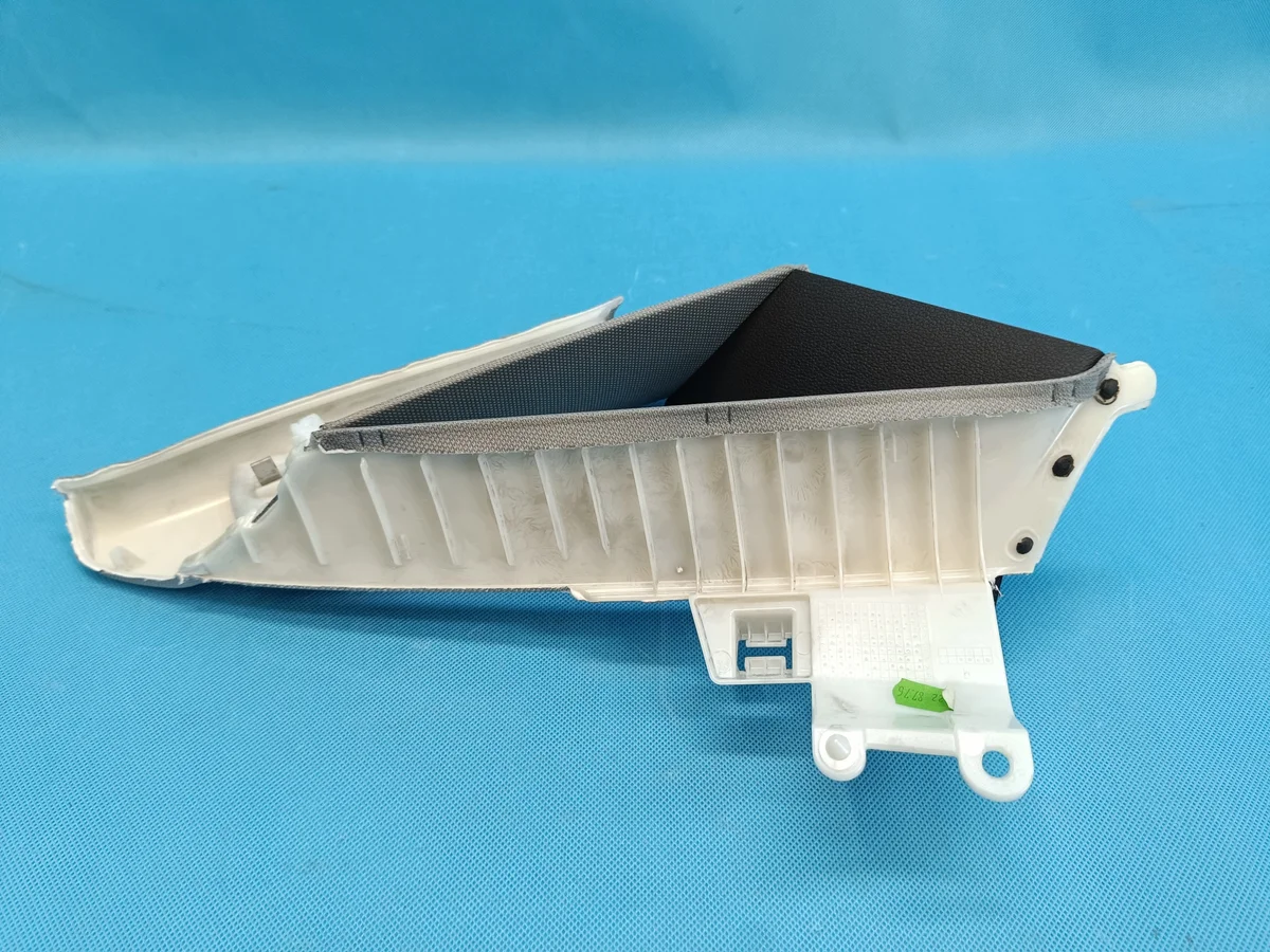 Audi A4 B9 C-stolpe täckpanel höger image 6