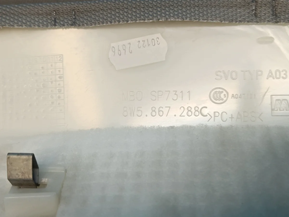 Audi A4 B9 C-stolpe täckpanel höger image 9