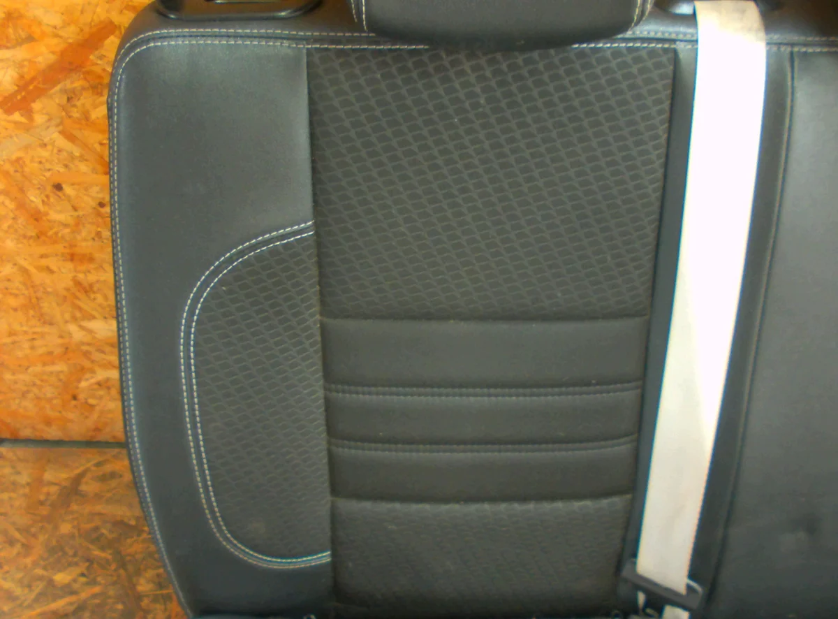 Istuinverhoilu Renault Megane III, puolinahka