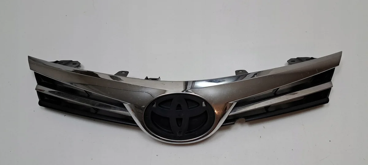 Toyota Corolla E16 Chrome Grille Used image 2