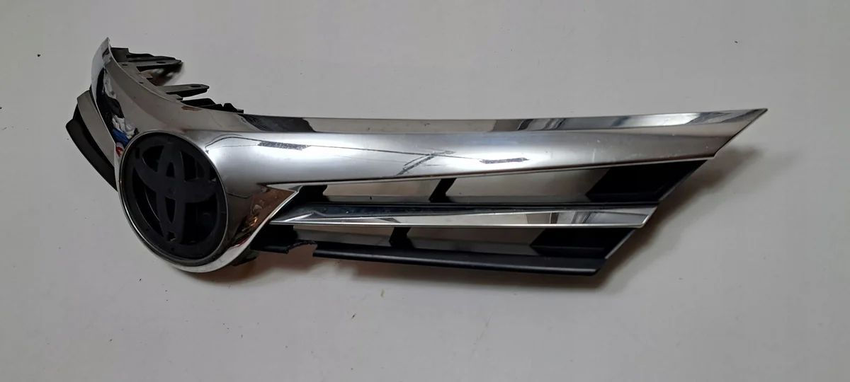 Toyota Corolla E16 Chrome Grille Used