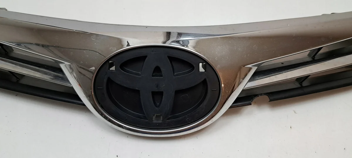 Toyota Corolla E16 Chrome Grille Used image 4