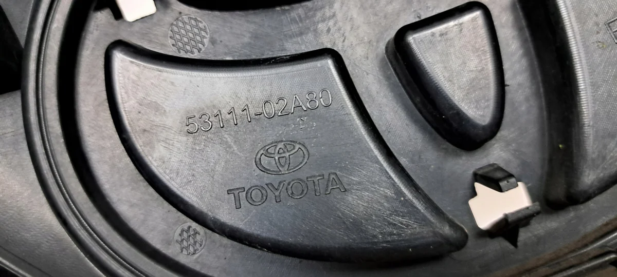 Toyota Corolla E16 Chrome Grille Used image 10