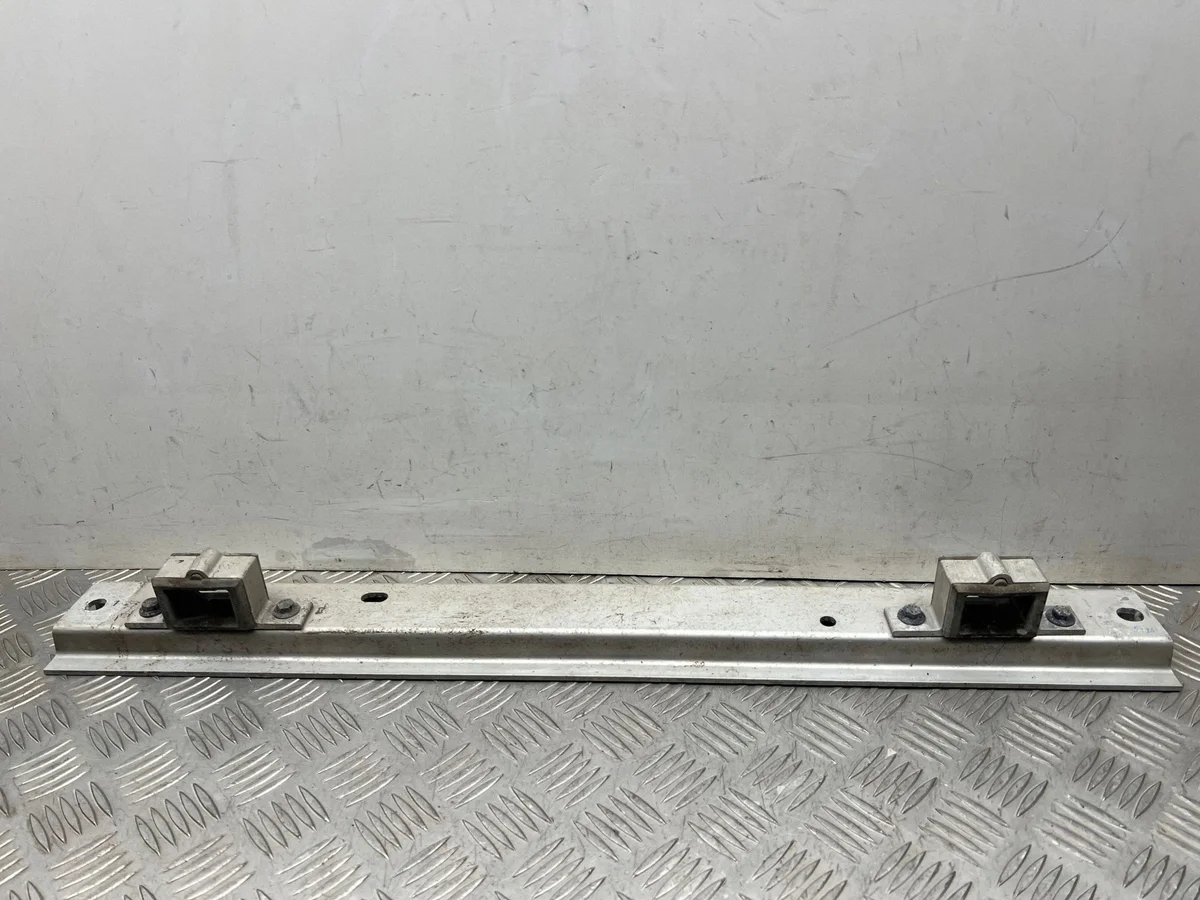 Tesla Model Y 2023 Traverse de radiateur image 4