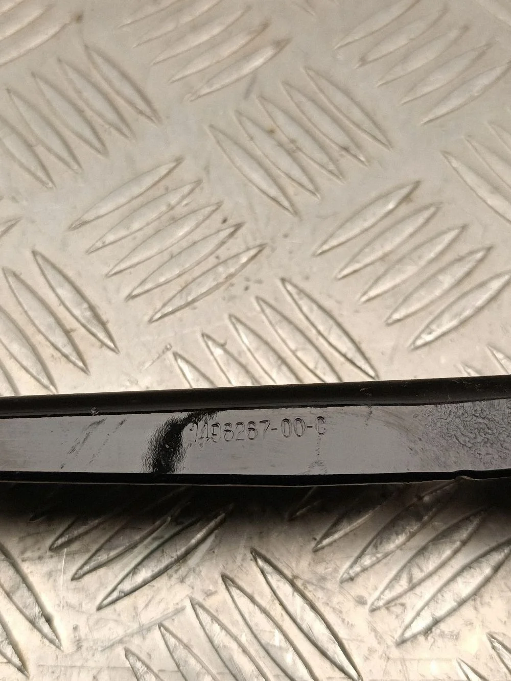 Tesla Model Y 2023 Charnière Capot Gauche image 5