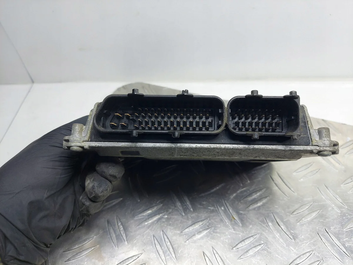 Engine Control Unit VW Fox 1.2B 03D906023B image 3