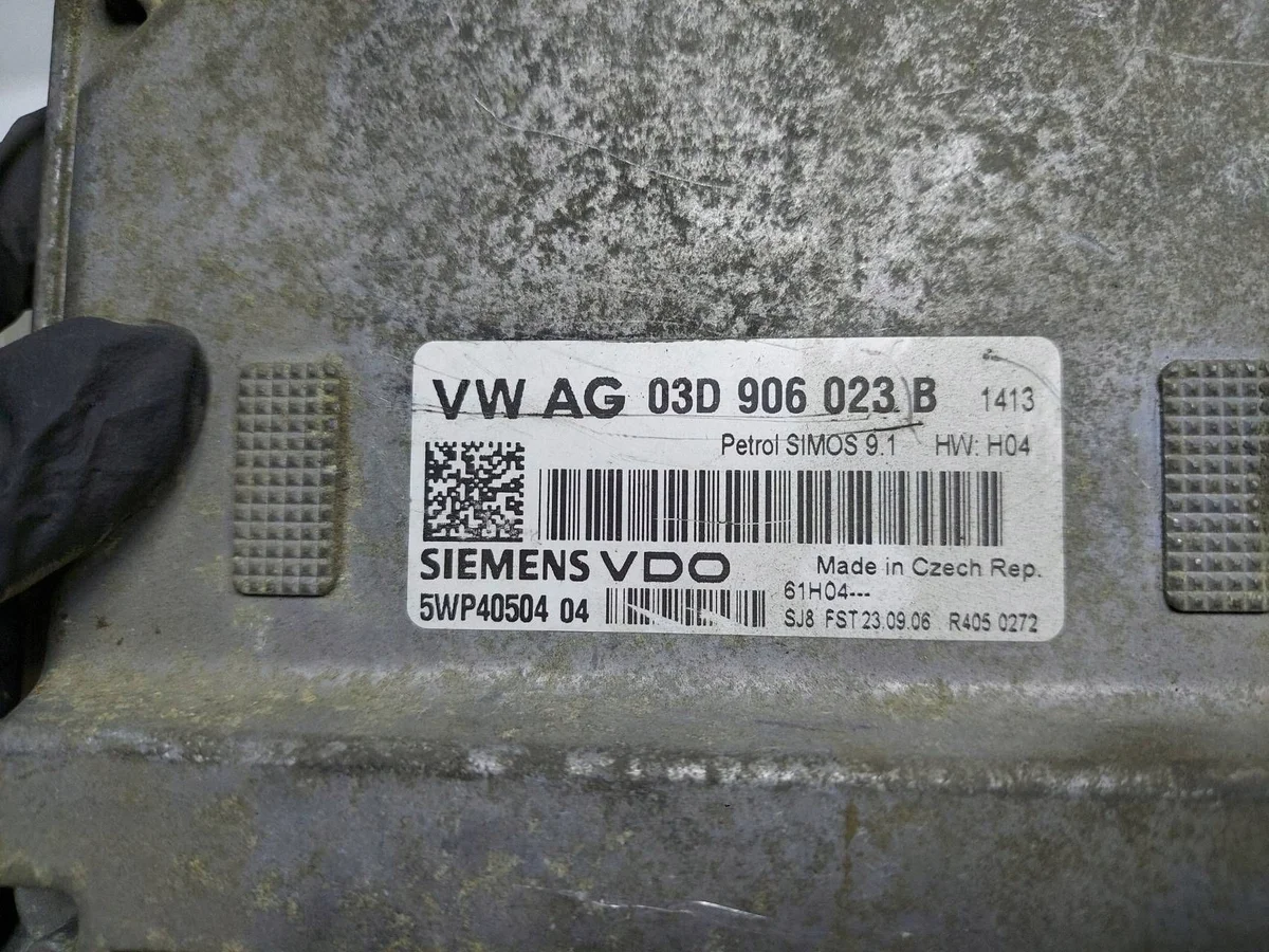 Engine Control Unit VW Fox 1.2B 03D906023B image 4