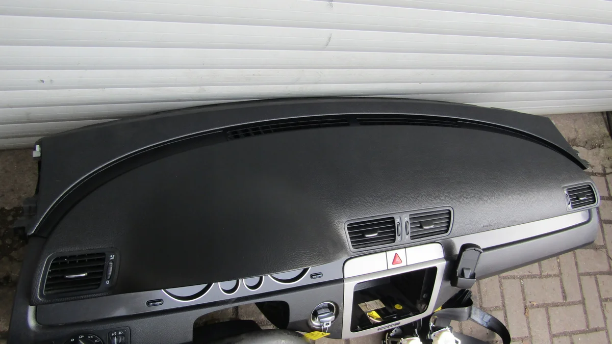 VW Passat B6 Instrumentbräda Komplett Begagnad