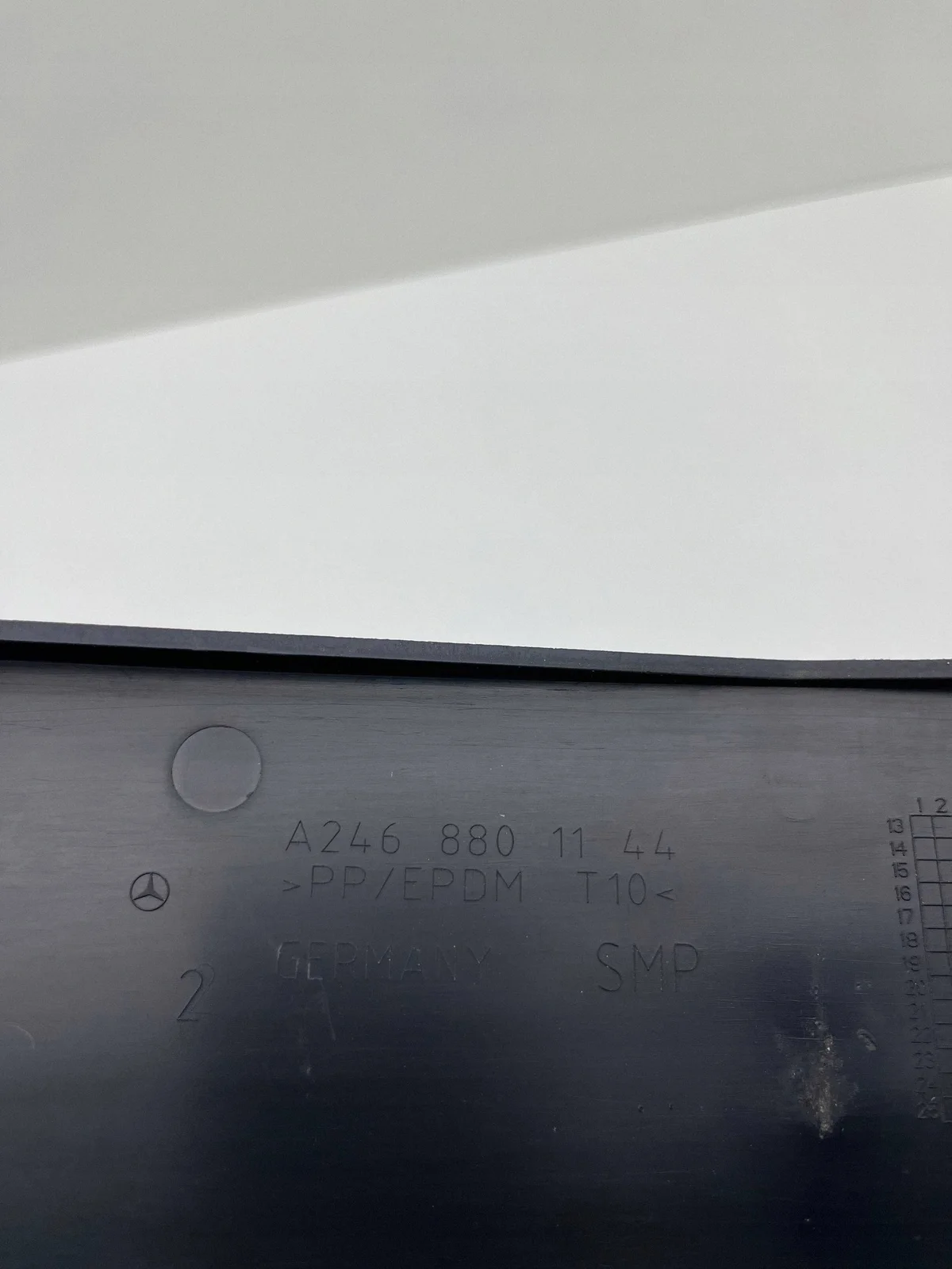 B-KLASA W246 Cornice Targa A2468801144 image 3