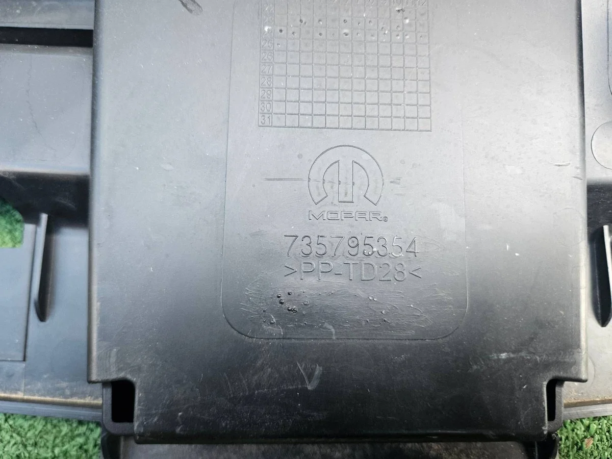 Fiat 600 23- Cache radiateur 735795354SAJ image 9
