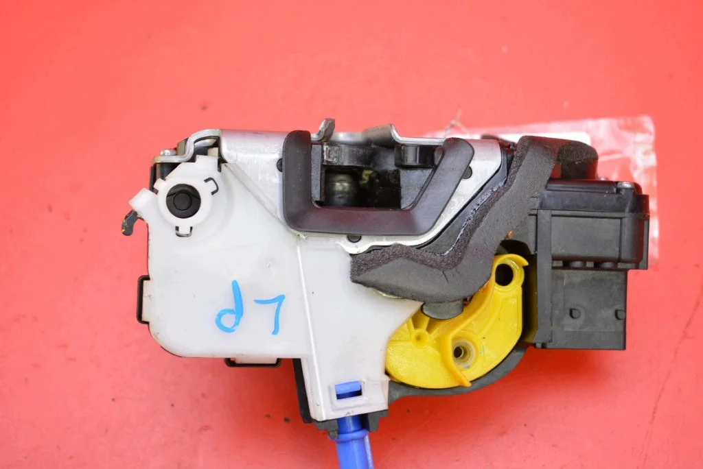 Fechadura Porta Esquerda Dianteira Opel Mokka A thumbnail 3