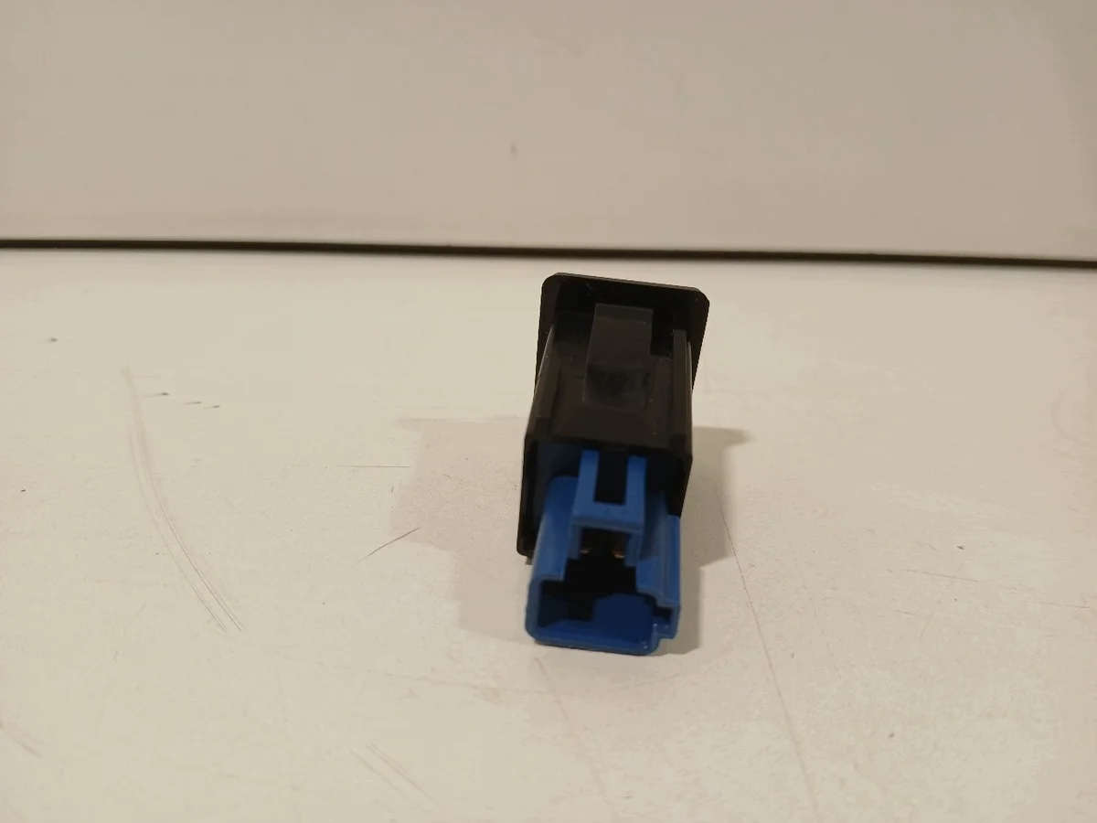 Interruptor Porta-malas Mitsubishi Outlander 2019-2022 image 3