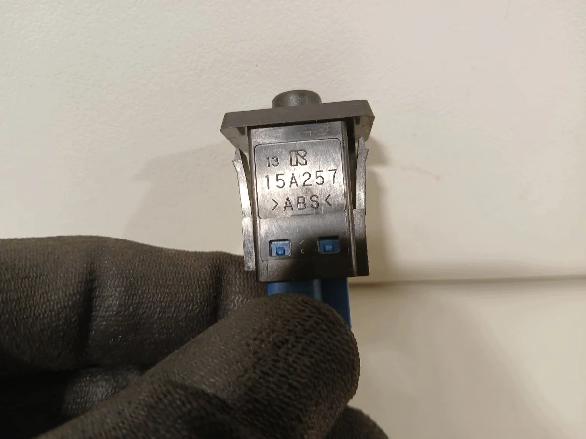 Interruptor Porta-malas Mitsubishi Outlander 2019-2022 image 7