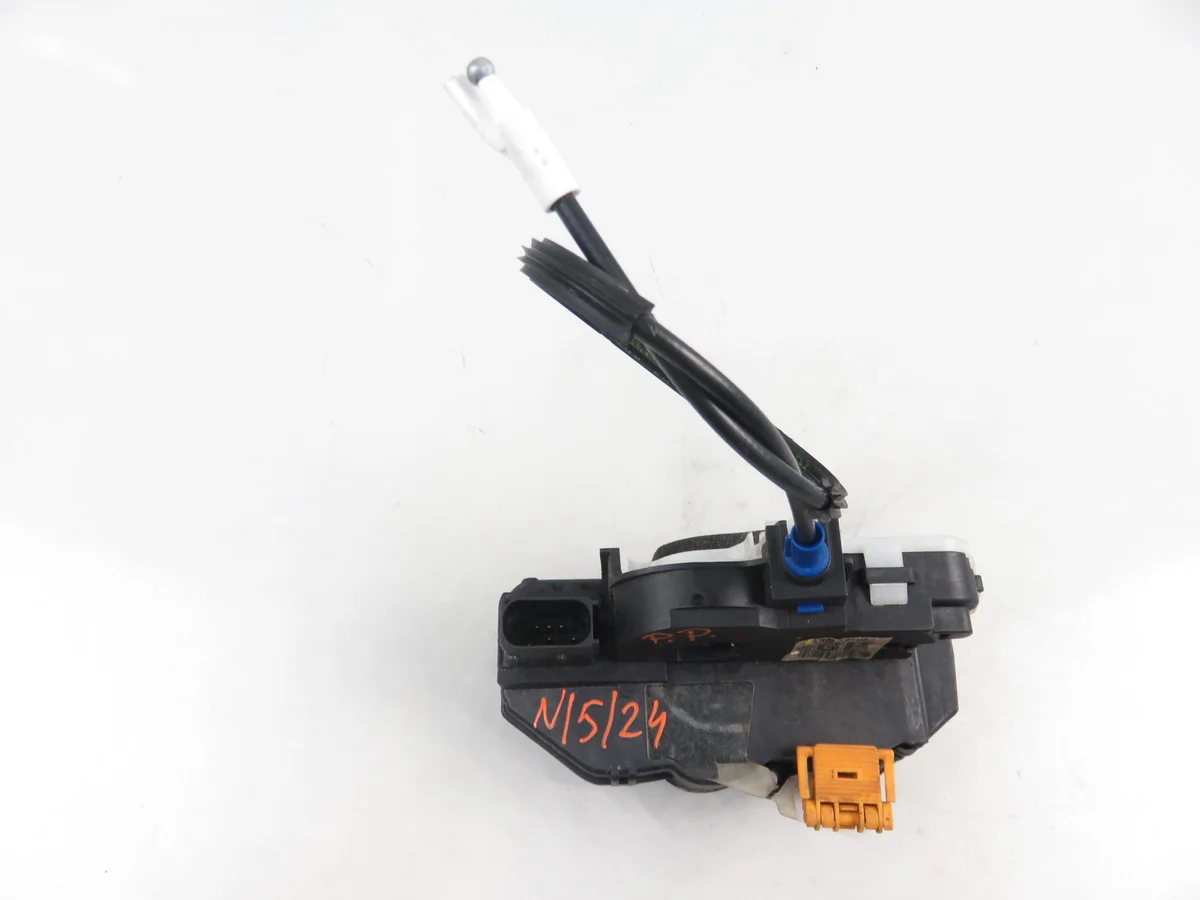 Opel Astra IV J etulukkolaite oikea image 3