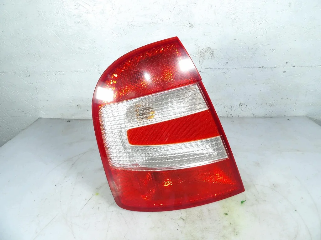 Lanterna Traseira Esquerda Skoda Fabia I HB