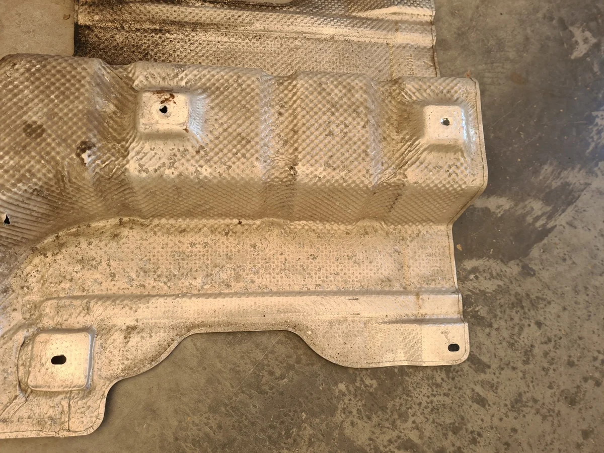 CHRYSLER PACIFICA 16- Värmesköld 68214224AB image 3