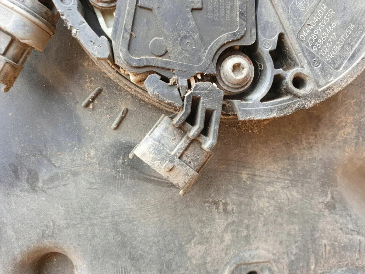 Réservoir AdBlue Pompe Renault Trafic 208993933R image 8