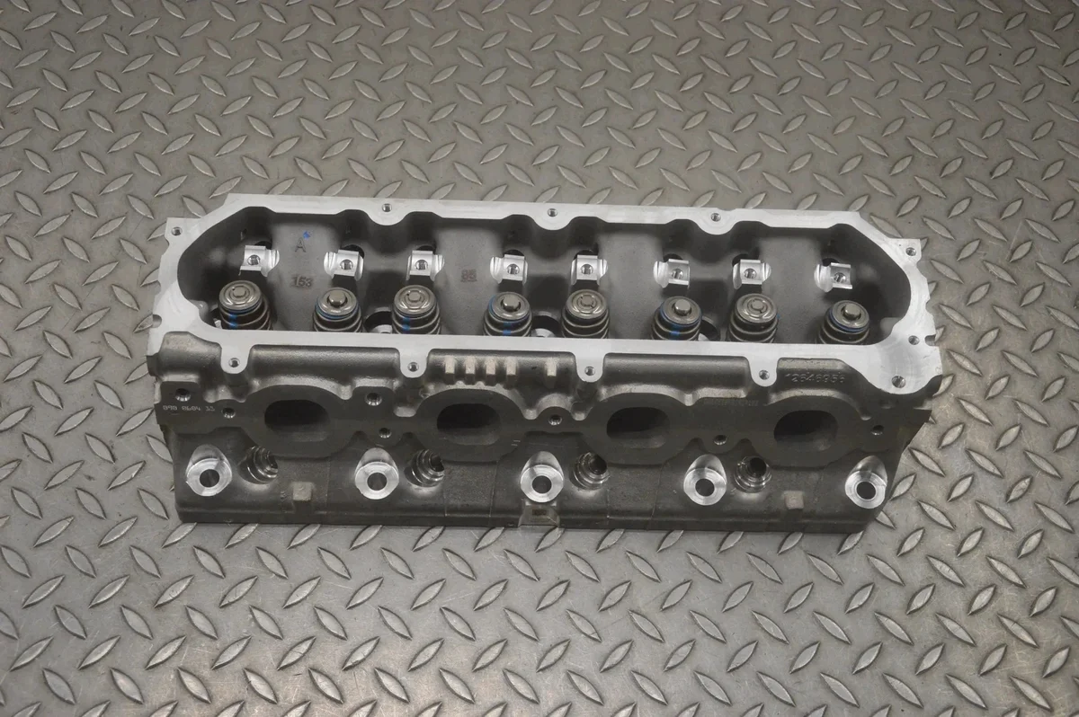 Left Cylinder Head Chevrolet Corvette C7 6.2L image 3