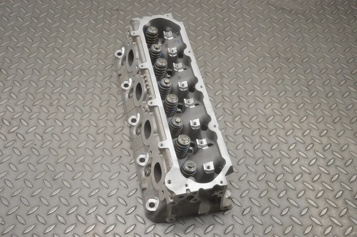 Left Cylinder Head Chevrolet Corvette C7 6.2L image 4