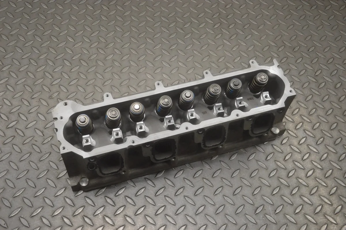 Left Cylinder Head Chevrolet Corvette C7 6.2L image 5