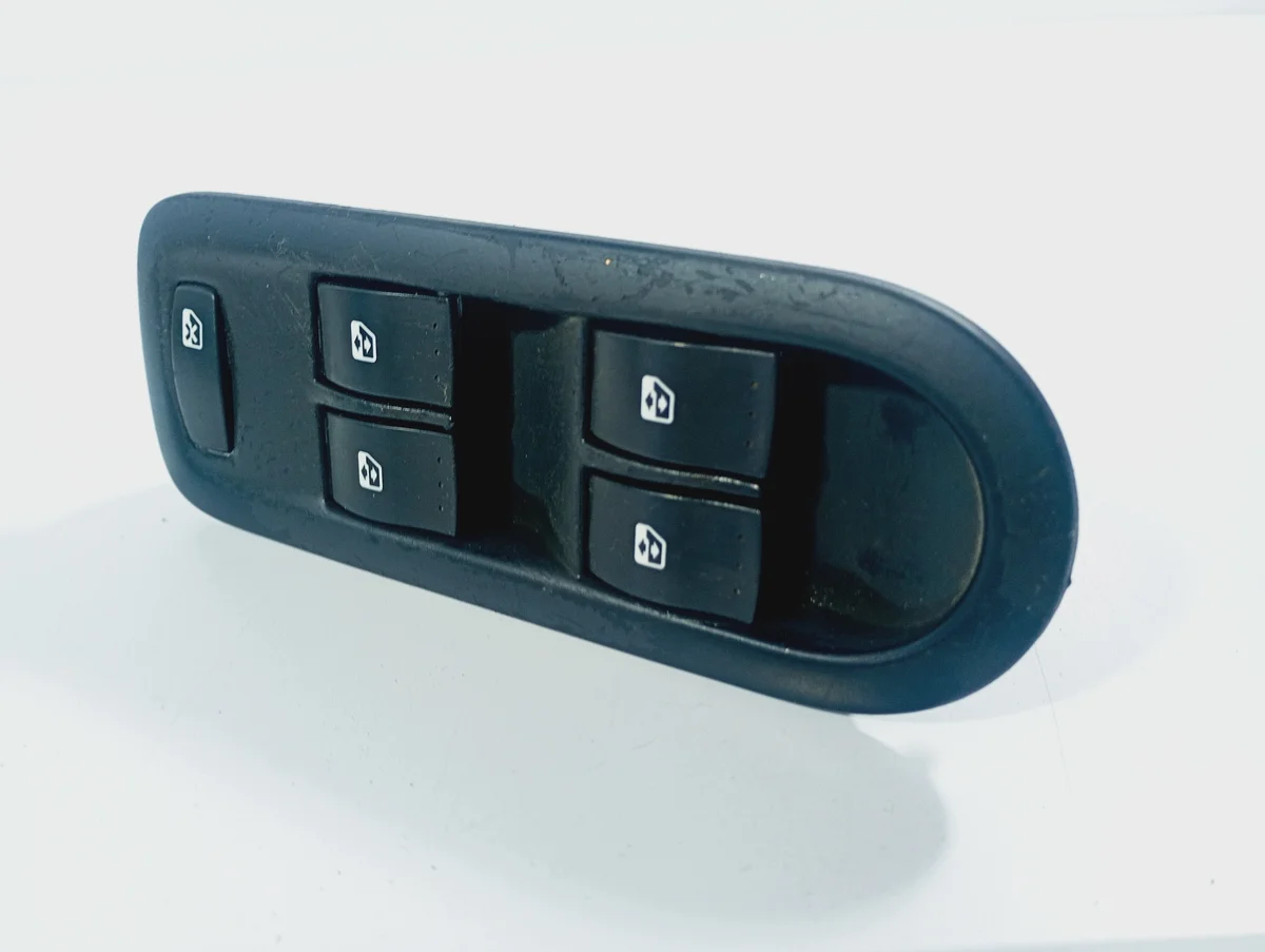 Renault Scenic 2 Front Left Window Switch image 3