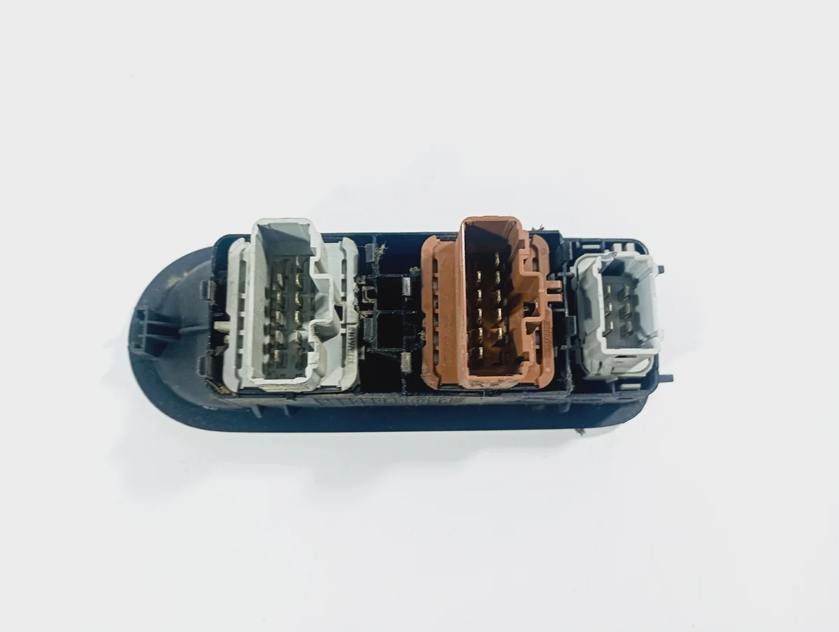 Renault Scenic 2 Front Left Window Switch image 4