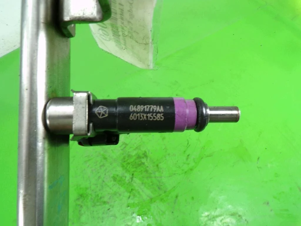 Dodge Caliber Injector Rail F-407069- image 3