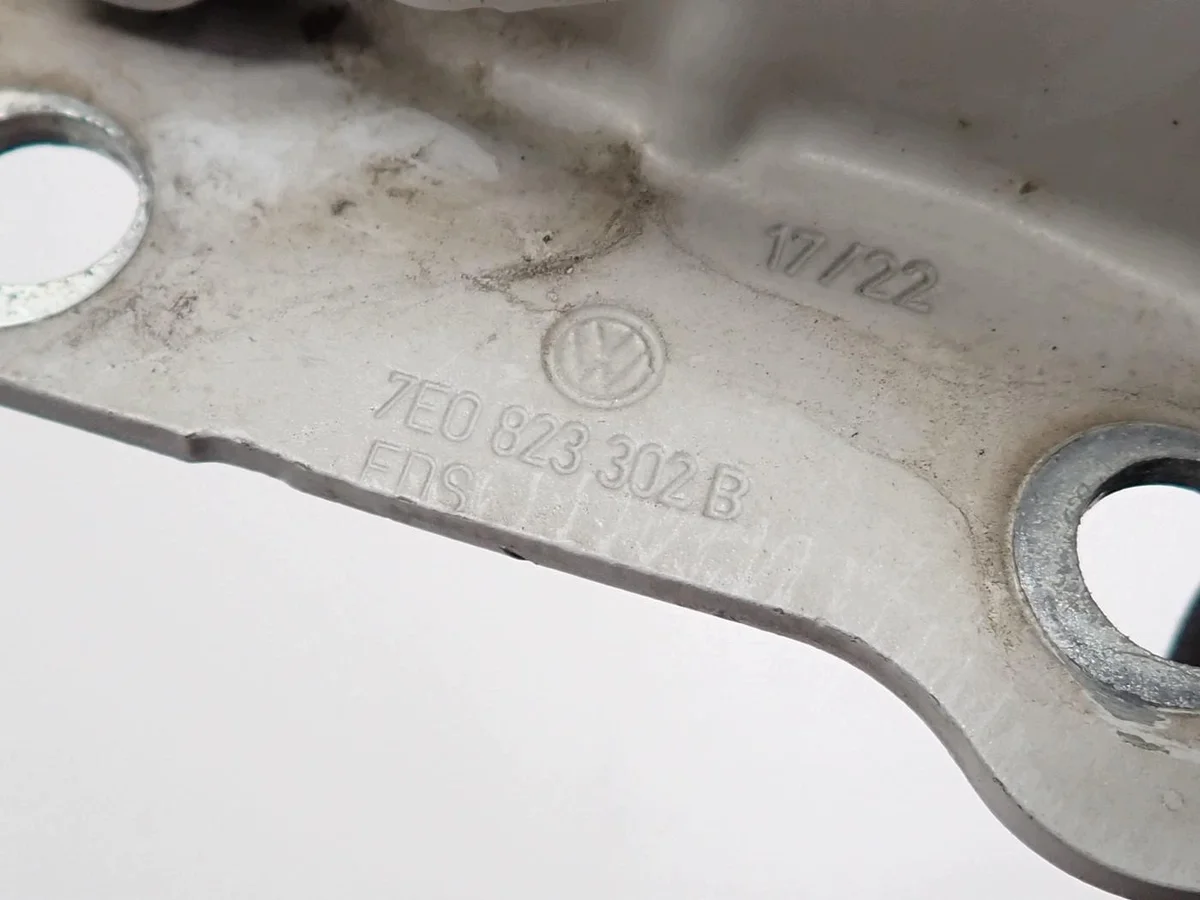 Scharnier Motorhaube Rechts Vorne VW T6 image 3