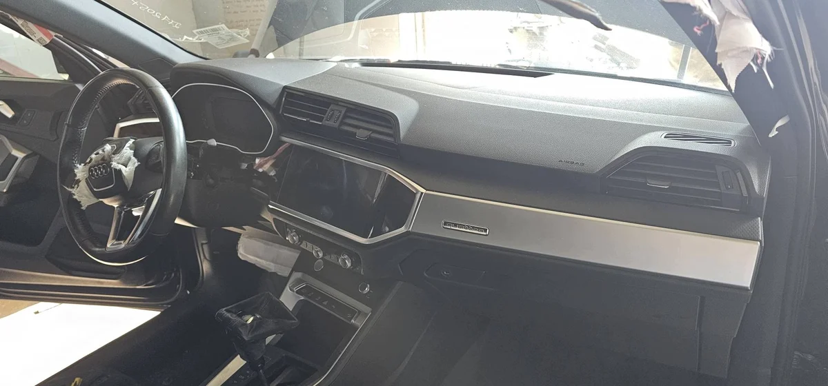 Audi Q3 II 83A kojelauta, käytetty