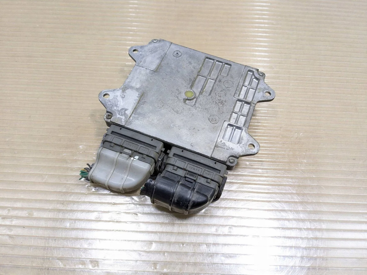 Mitsubishi Colt a1341500879 - calculateur moteur