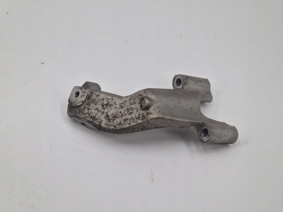 Opel Astra K 2020 - Parte do compartimento do motor image 4