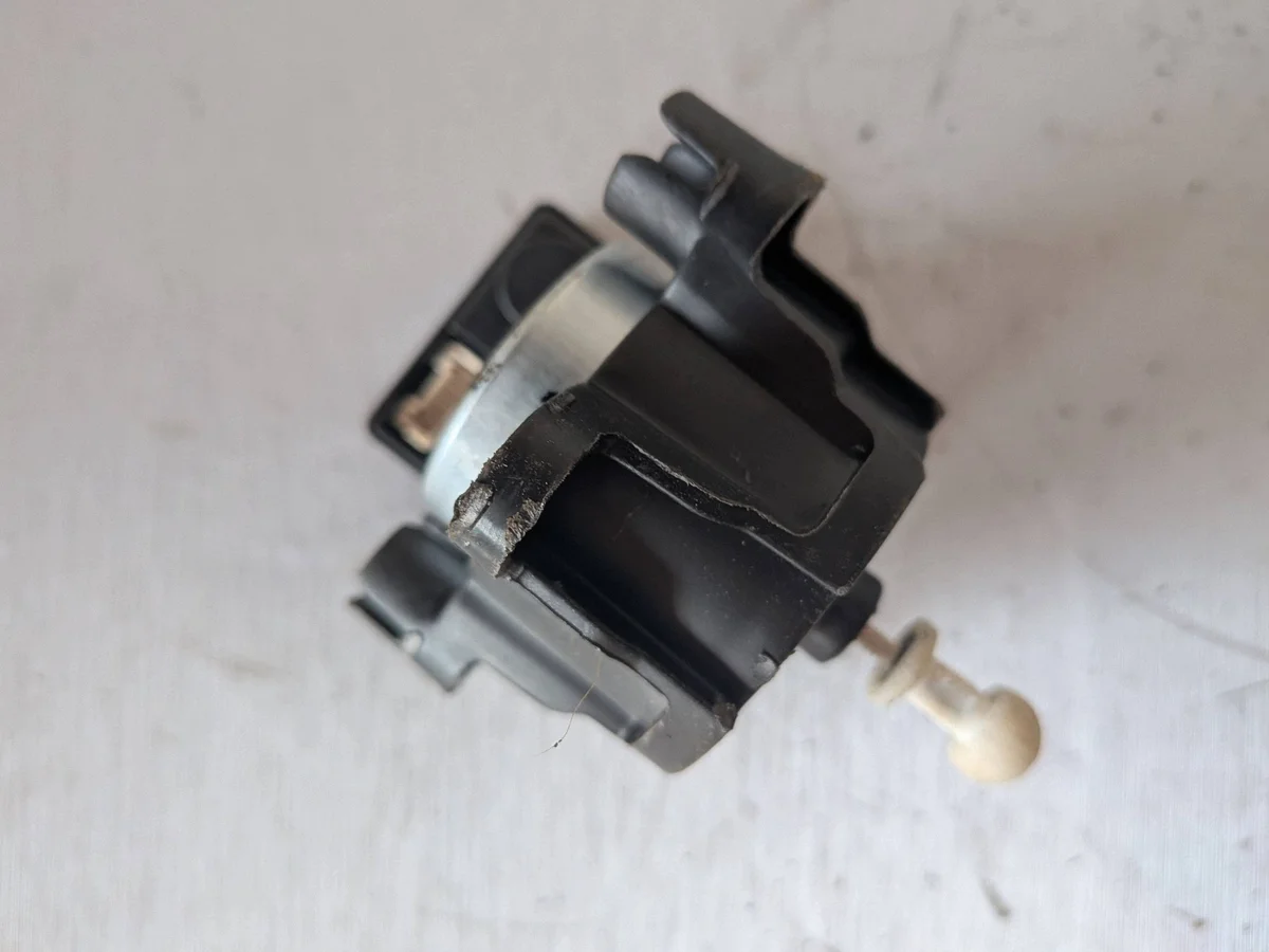 Opel Mokka X Headlight Adjuster Motor Left 66170664B image 3