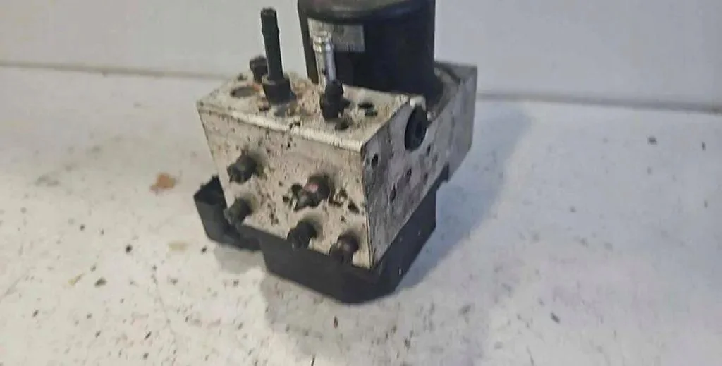 ABS-pump Lexus IS I 1332005040