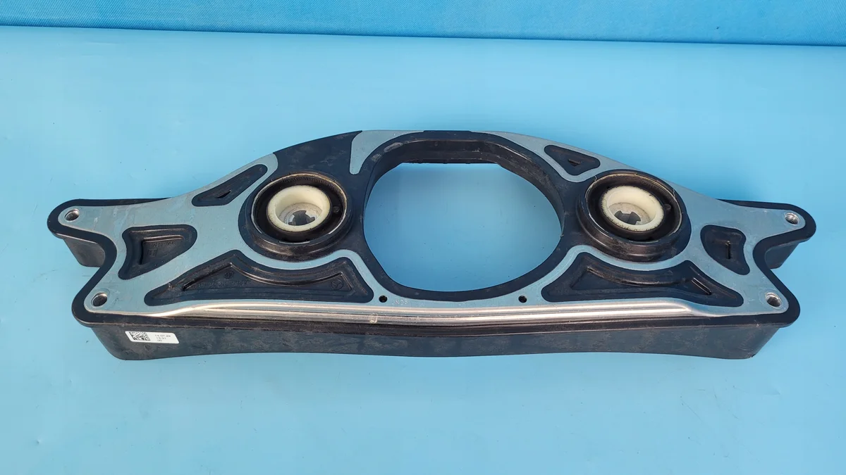 Support de pont arrière Mercedes W206 A2063520000