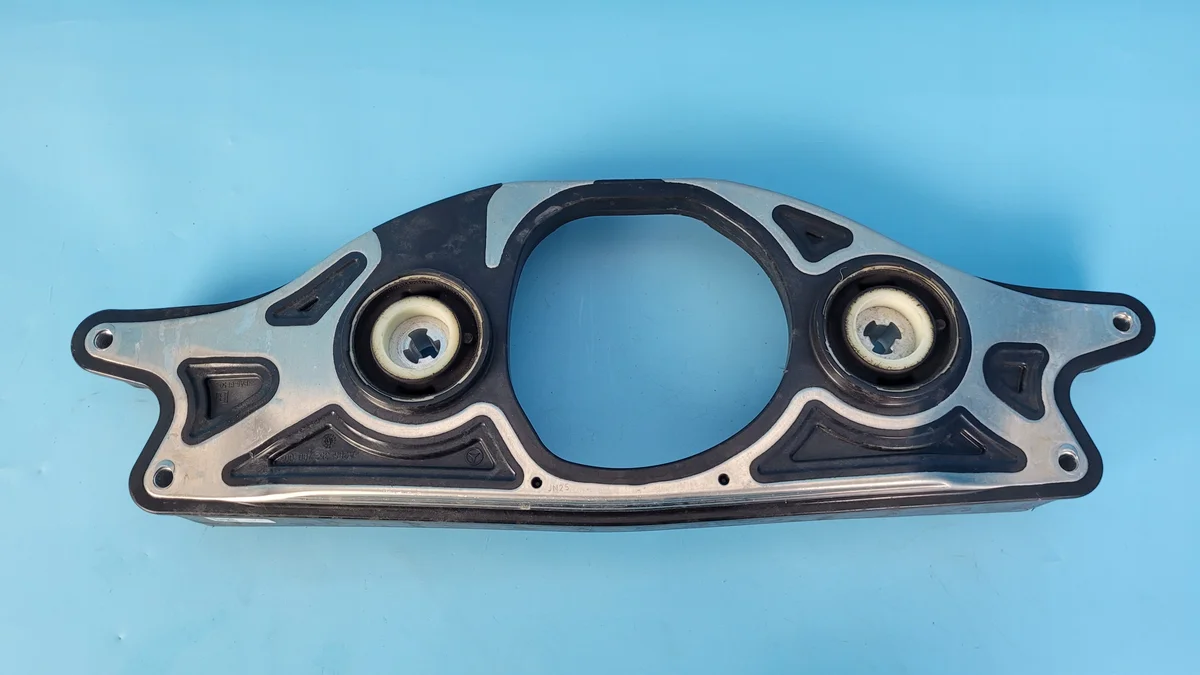 Support de pont arrière Mercedes W206 A2063520000
