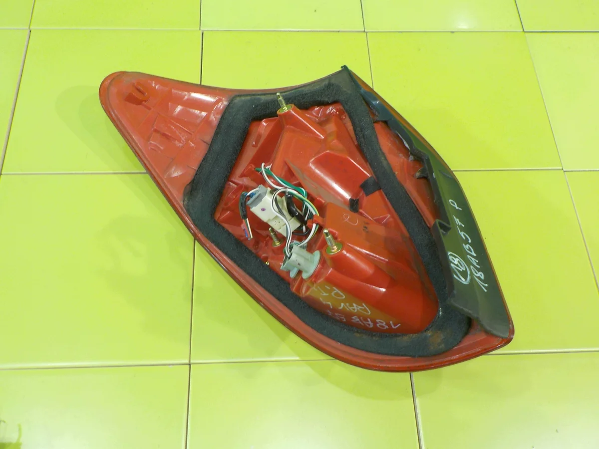 Toyota RAV4 III 2.2 D4D 06 Right Tail Light image 4