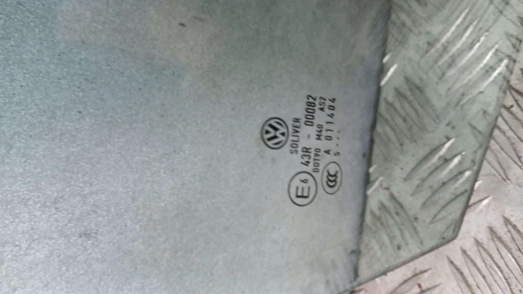 VW Passat B6 etuovi oikea lasi