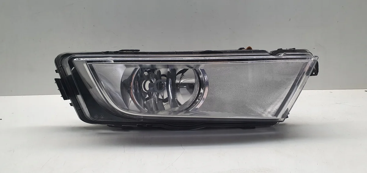 Skoda Octavia III Right Halogen Headlight 5E0941700