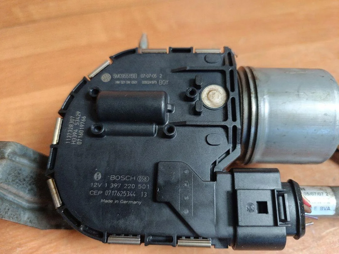 VW Golf 5 Plus pyyhinmoottori vasen etu