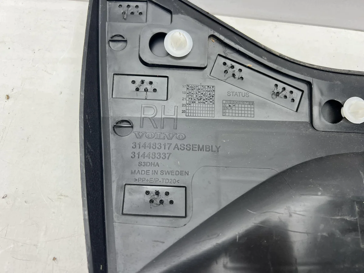 Volvo XC40 dörrlisthölje höger fram image 6