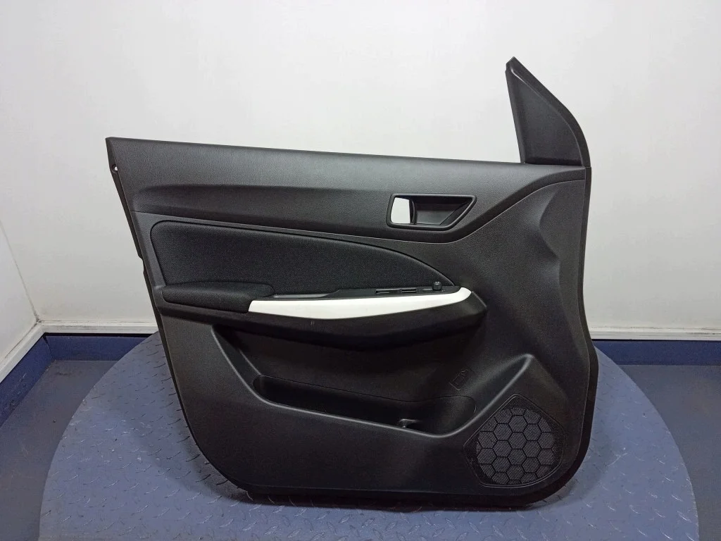 Suzuki Swift MK8 dörrpanel vänster fram