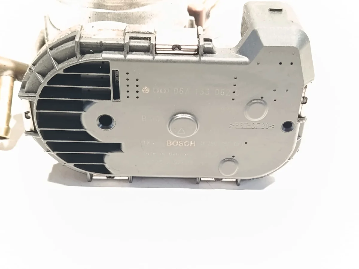 Audi A3 1.6 8V MPI Drosselklappe 06A133062D image 4