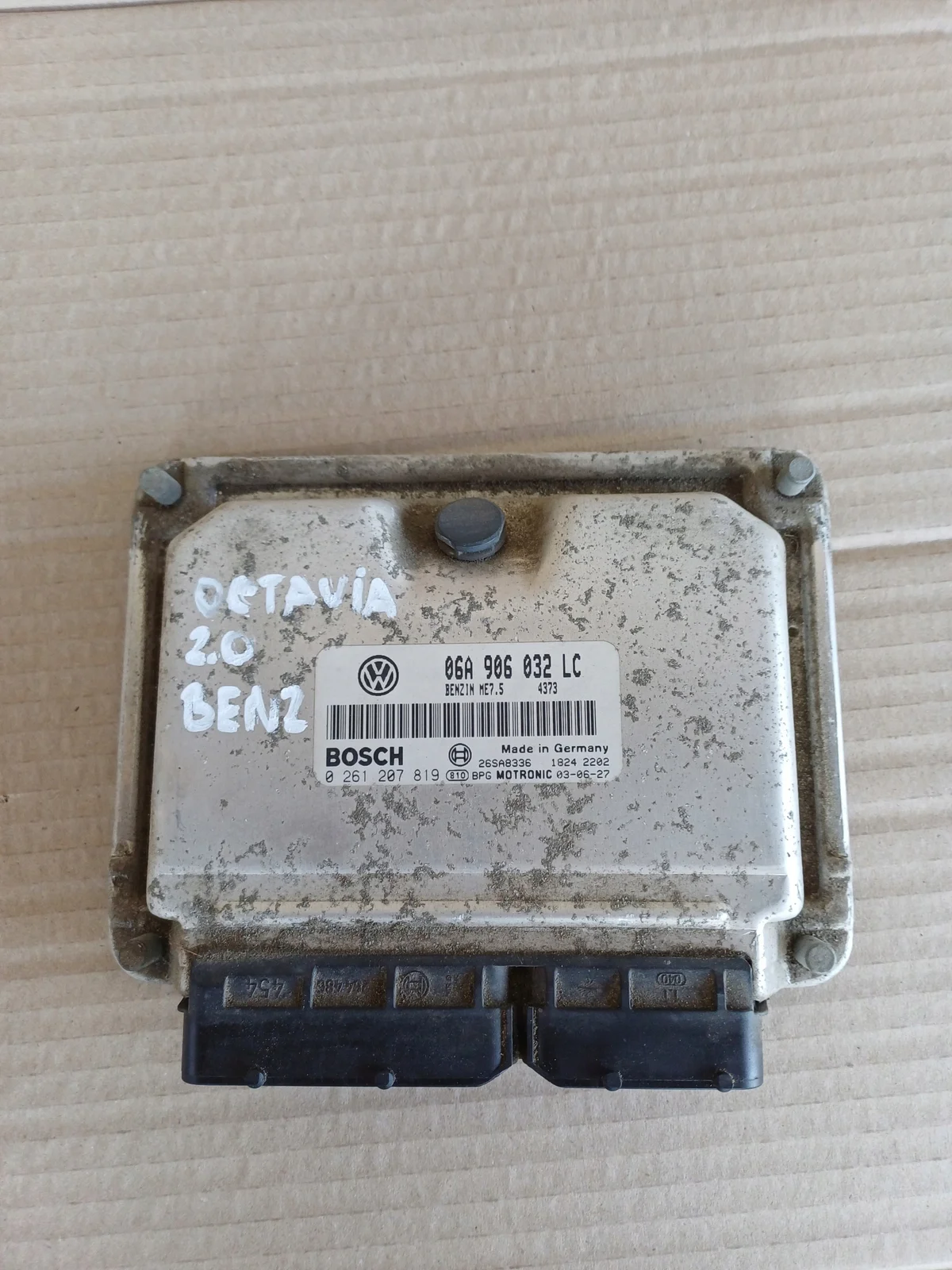 Unité de contrôle moteur Skoda Octavia 06A906032LC
