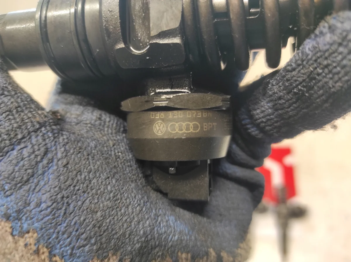 Injecteur VW Passat B6 2.0 TDI 038130073BN image 3