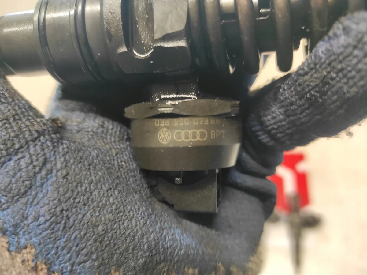 Injecteur VW Passat B6 2.0 TDI 038130073BN image 4