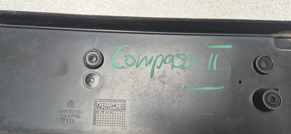Jeep Compass 20- Cadre plaque immatr. avant image 5