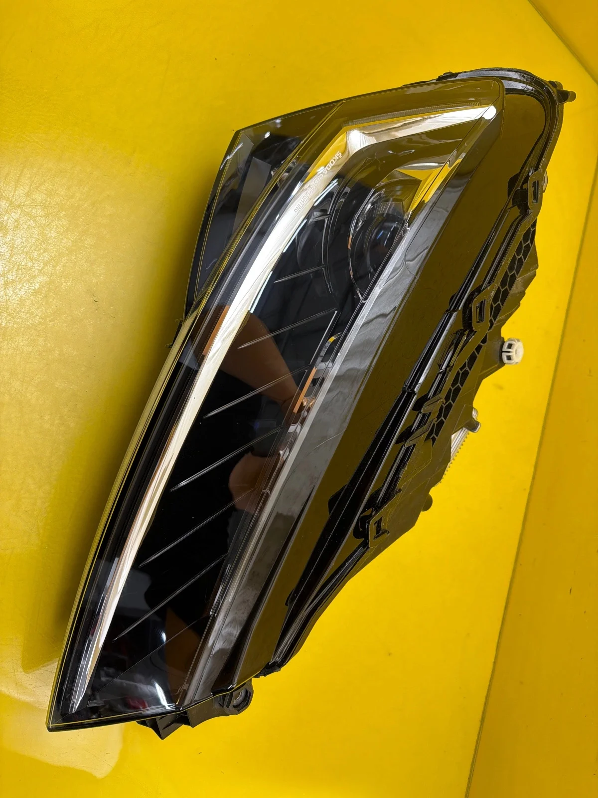 Skoda Superb LED Headlight Right 3V1941016D image 4