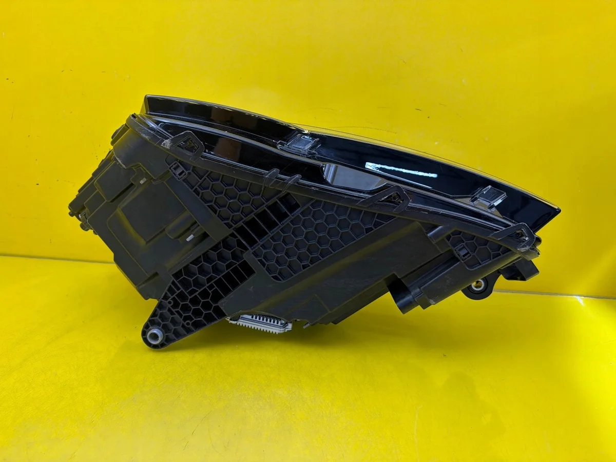 Skoda Superb LED Headlight Right 3V1941016D image 7
