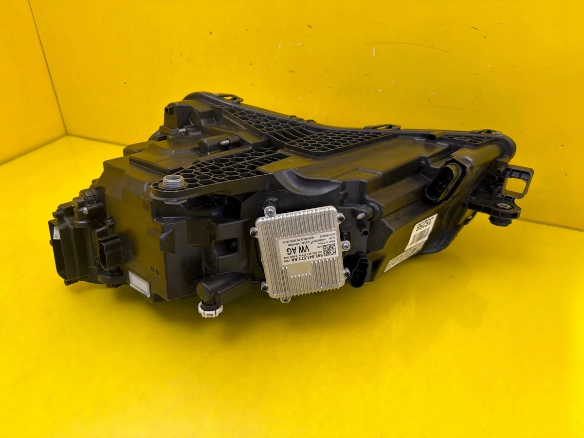 Skoda Superb LED Headlight Right 3V1941016D image 8